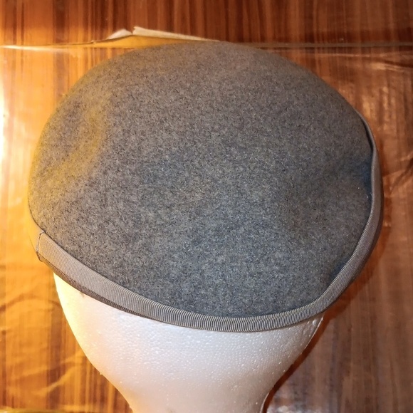 Vintage 1950s ladies gray felt hat main image 5